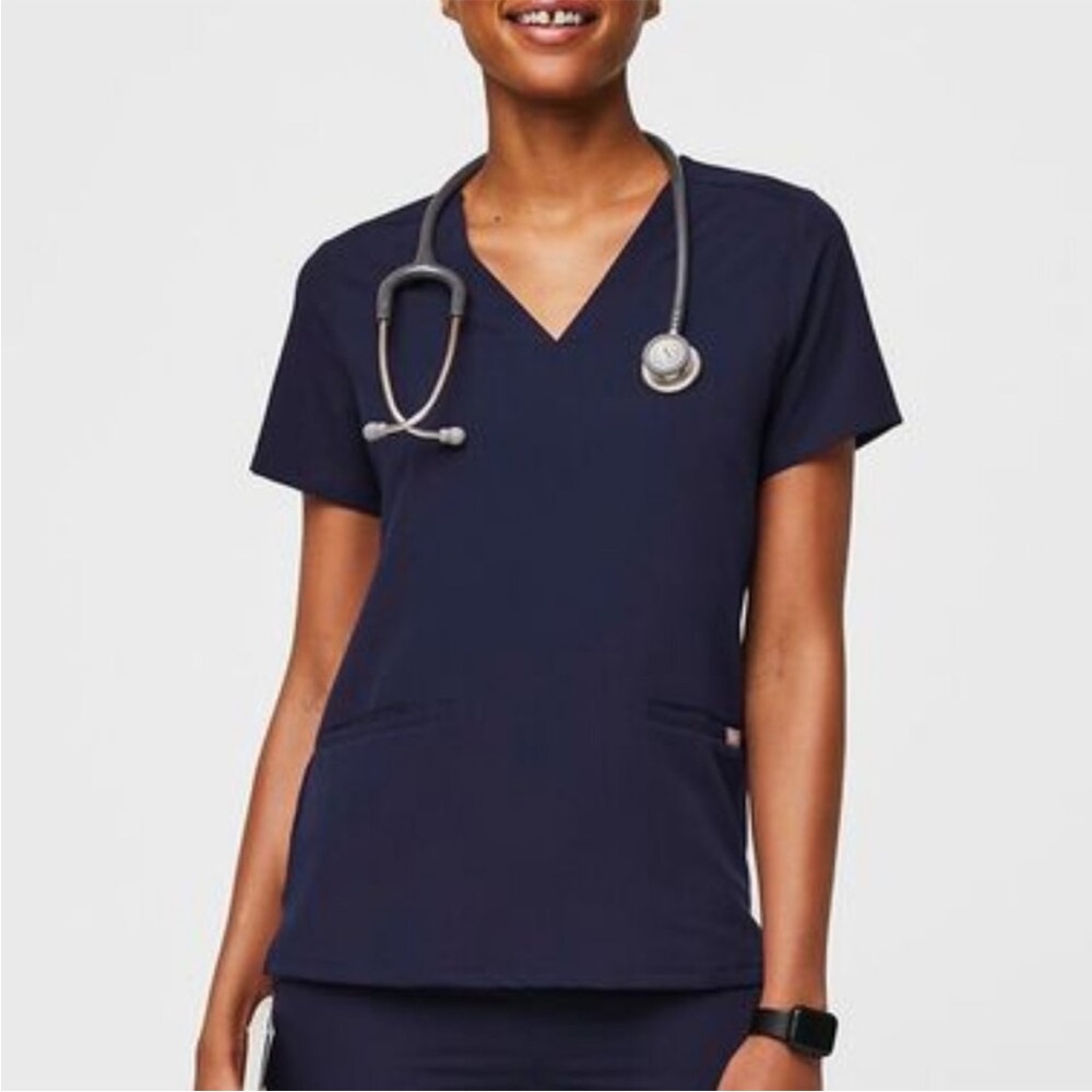 FIGS Casma Three-Pocket Scrub Top in Navy Blue. Women’s Size Large.